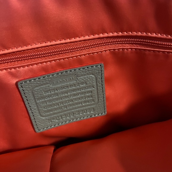 Beautiful coach bag used as good as new. It is beautiful.💼 - Picture 10 of 12